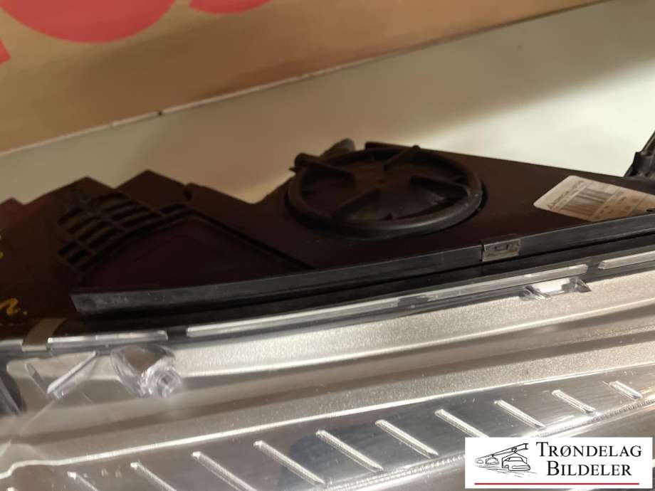 Frontlykt høyre xenon til BMW X6 2014-2019 (F16) (F16) (63117317102|)