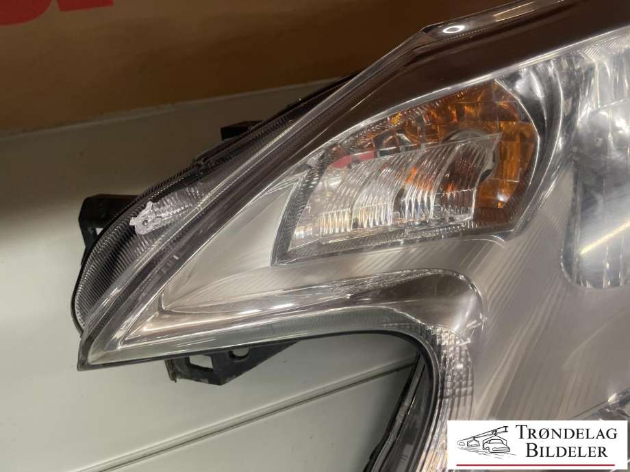 Frontlykt venstre halogen til Nissan Note 2013-2017 (Type II)  (260603VV0A|)