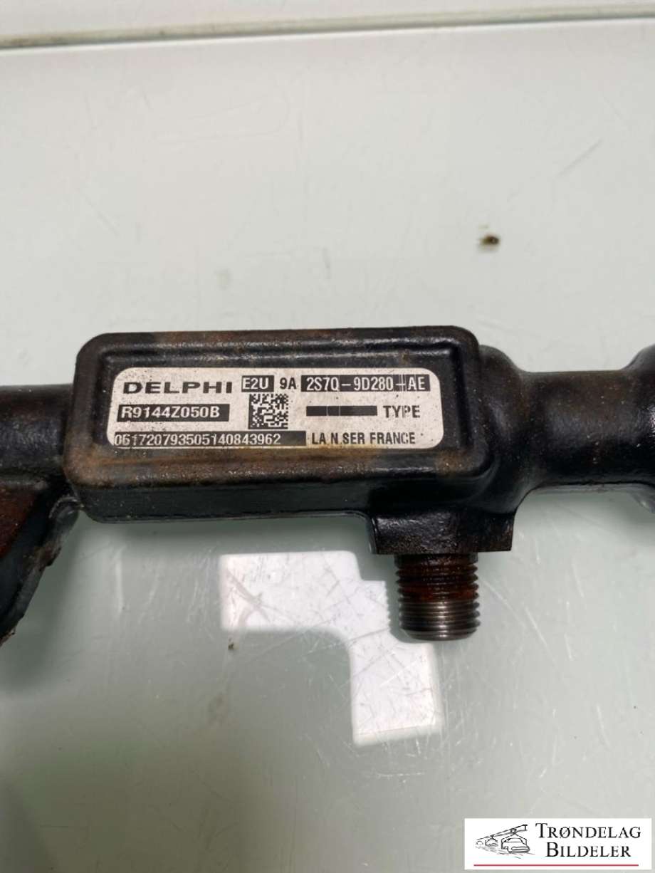 Dyseskinne (fuelrail) til Ford Transit 2000-2005  (1319685|2S7Q-9D280-AE|)