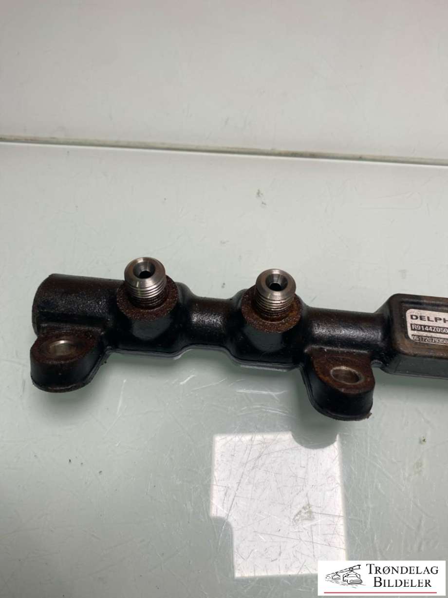 Dyseskinne (fuelrail) til Ford Transit 2000-2005  (1319685|2S7Q-9D280-AE|)