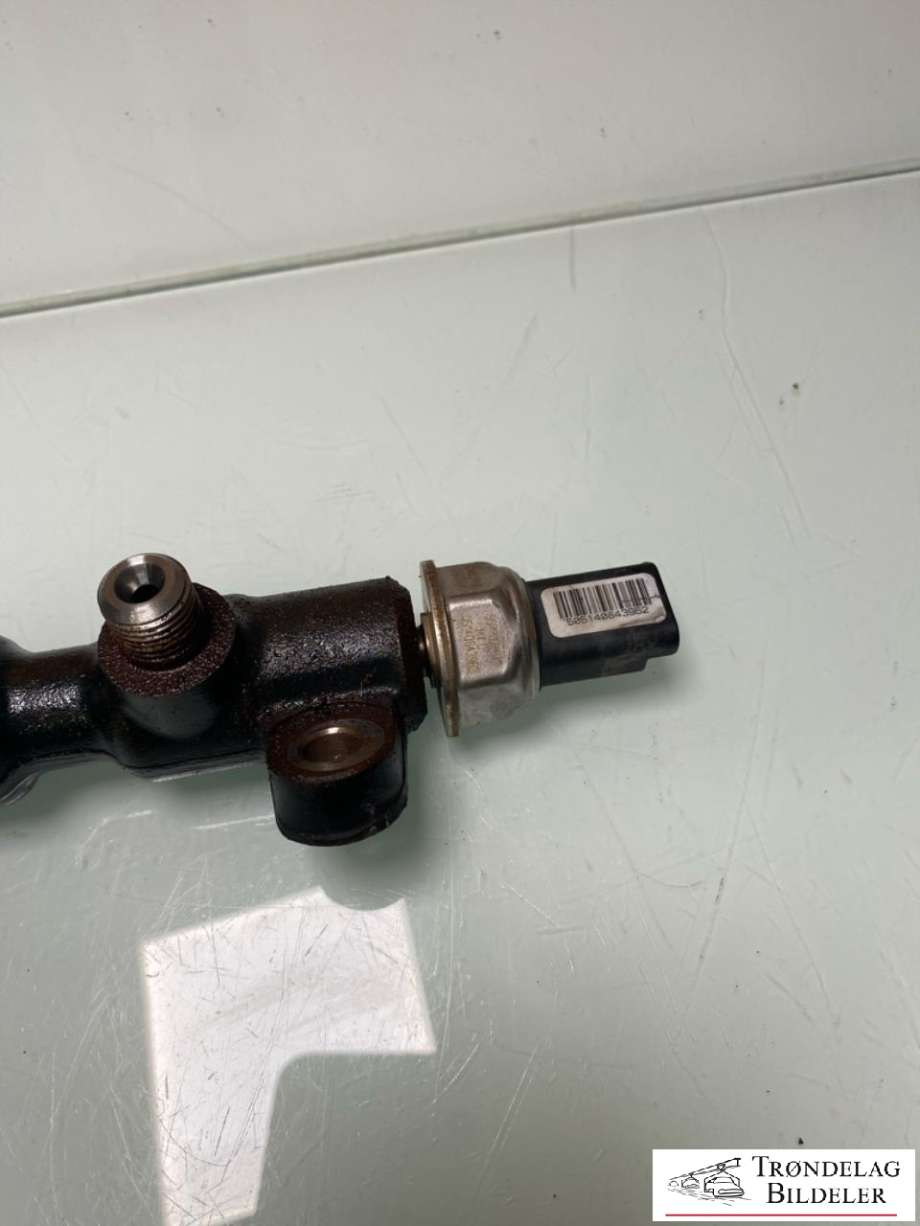 Dyseskinne (fuelrail) til Ford Transit 2000-2005  (1319685|2S7Q-9D280-AE|)