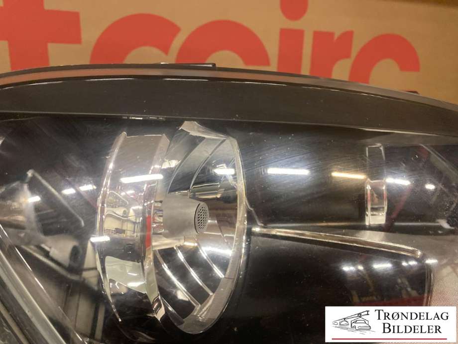 Frontlykt høyre halogen til VW Polo 2009-2014 (Type V, Fase 1) (6R1941016E|6r1941008f|)