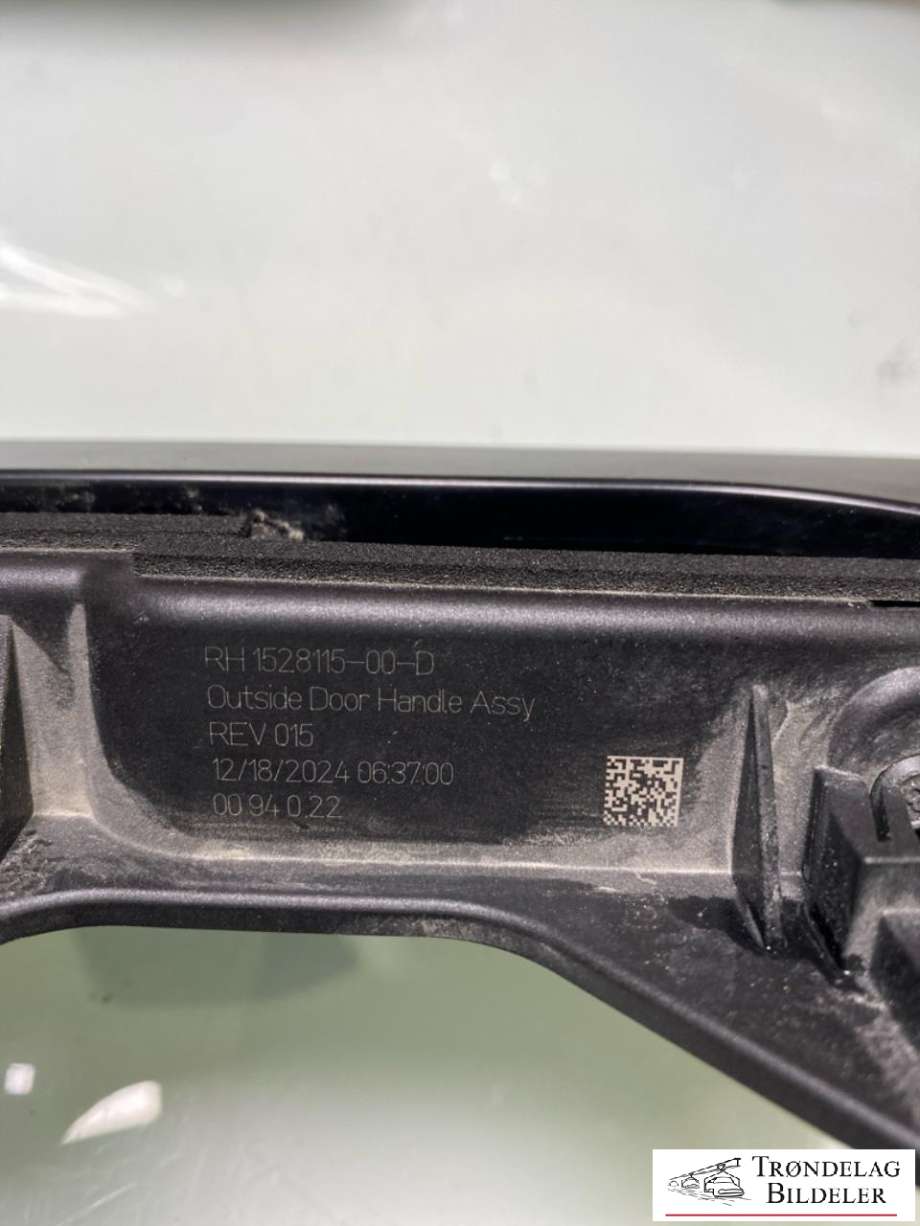 Dørhåndtak utv høyre foran til Tesla Model Y 2024-->> (Type II)  (1528115-00-D|)