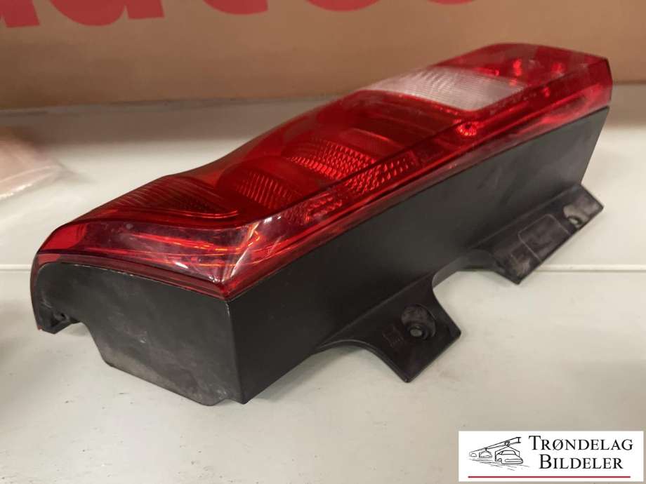Baklykt høyre til Mercedes Vito 2014-->> (W447) (W447) (A 447 820 12 64|FOR DELTE BAKDØRER|)