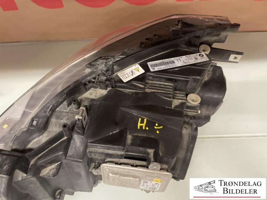 Frontlykt høyre xenon til BMW 3-Serie 2012-2018 (F30/F31/F34) (F30/F31/F34) (63 11 7 355 556|)
