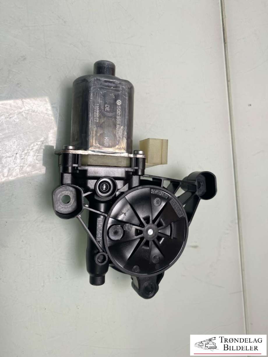 Ruteheis, kun motor, venstre foran til VW Golf Sportsvan 2014-2018  (5Q0 959 802 C|)