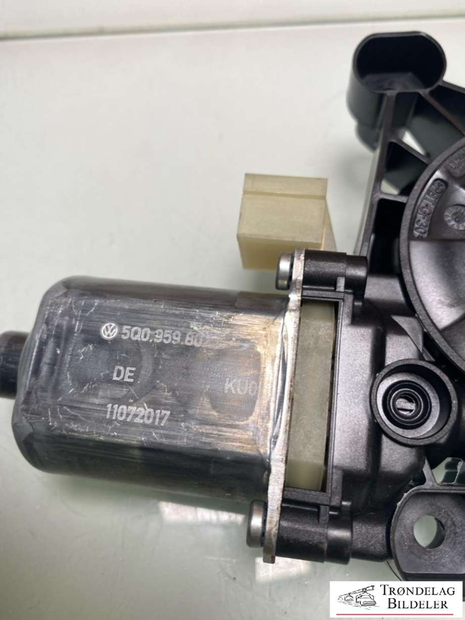 Ruteheis, kun motor, venstre foran til VW Golf Sportsvan 2014-2018  (5Q0 959 802 C|)