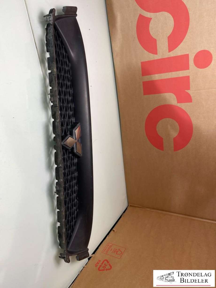 Grill midt til Mitsubishi ASX 2010-2019 (6402A216|7415A148|)