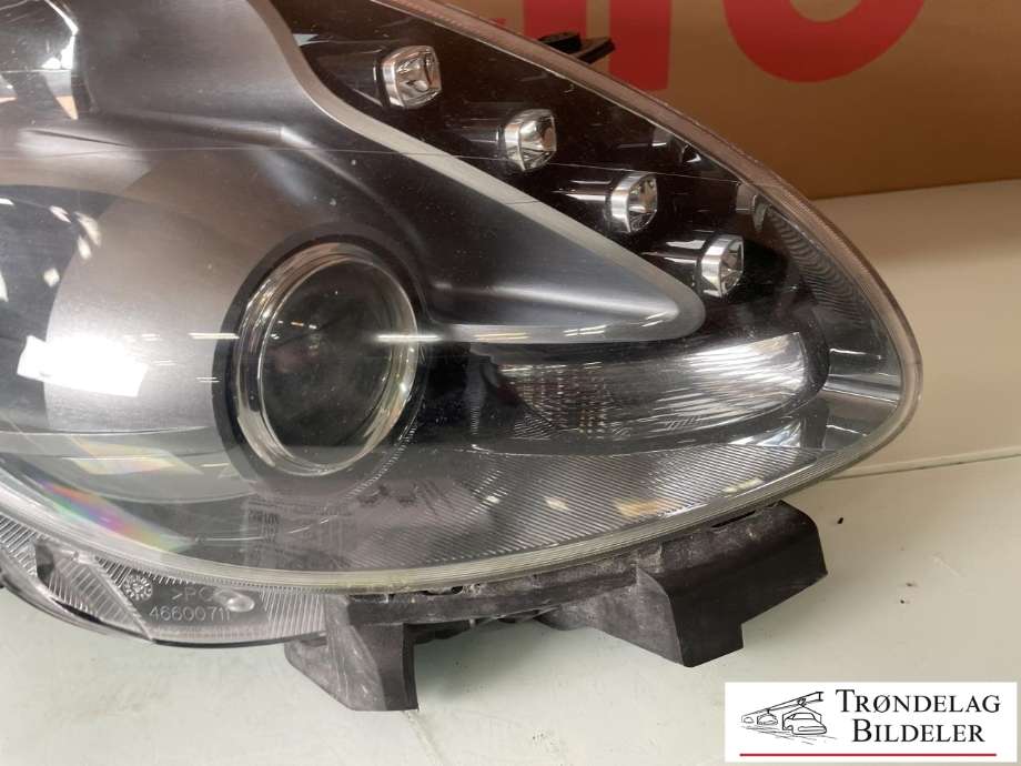 Frontlykt høyre halogen til Alfa Romeo Giulietta 2010-2018  (50520228|50553071|)