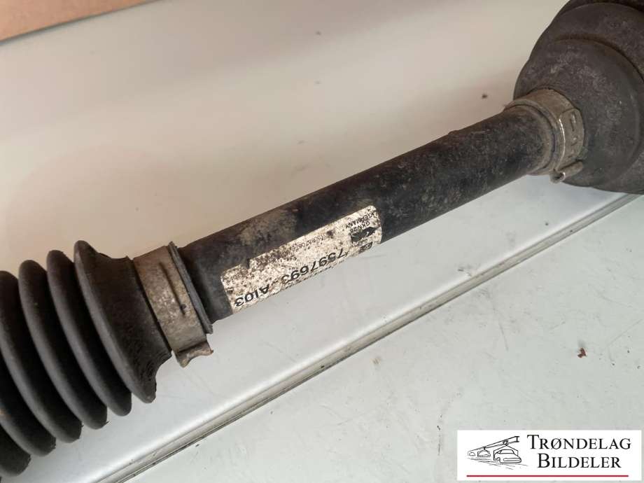 Drivaksel venstre bak, diesel/manuell til BMW 3-Serie 2012-2018 (F30/F31/F34) (F30/F31/F34) (33 20 8 680 348|)