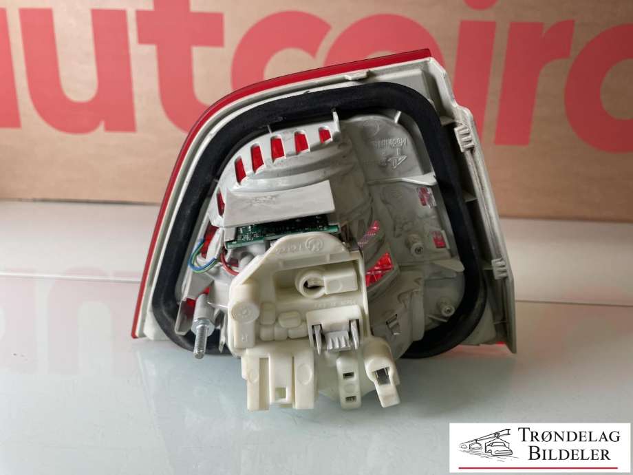 Baklykt høyre indre til BMW 3-Serie 2005-2011 (E90/E91/E92/E93) (E90/E91/E92/E93) (63 21 7 289 434|)