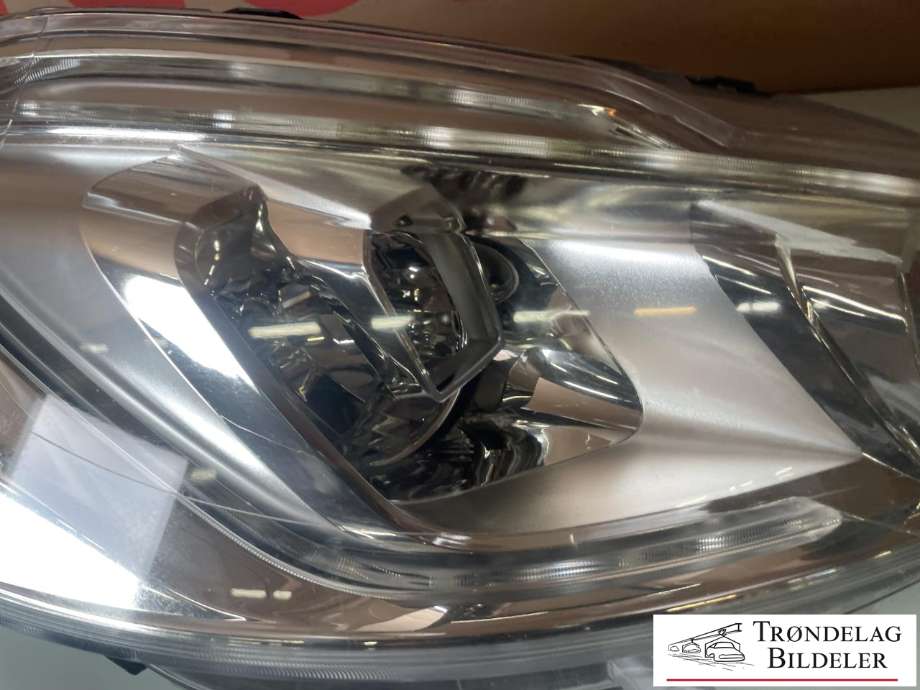Frontlykt høyre xenon til Peugeot 208 2012-2019 (Type I)  (98 028 487 80|16 853 518 80|)