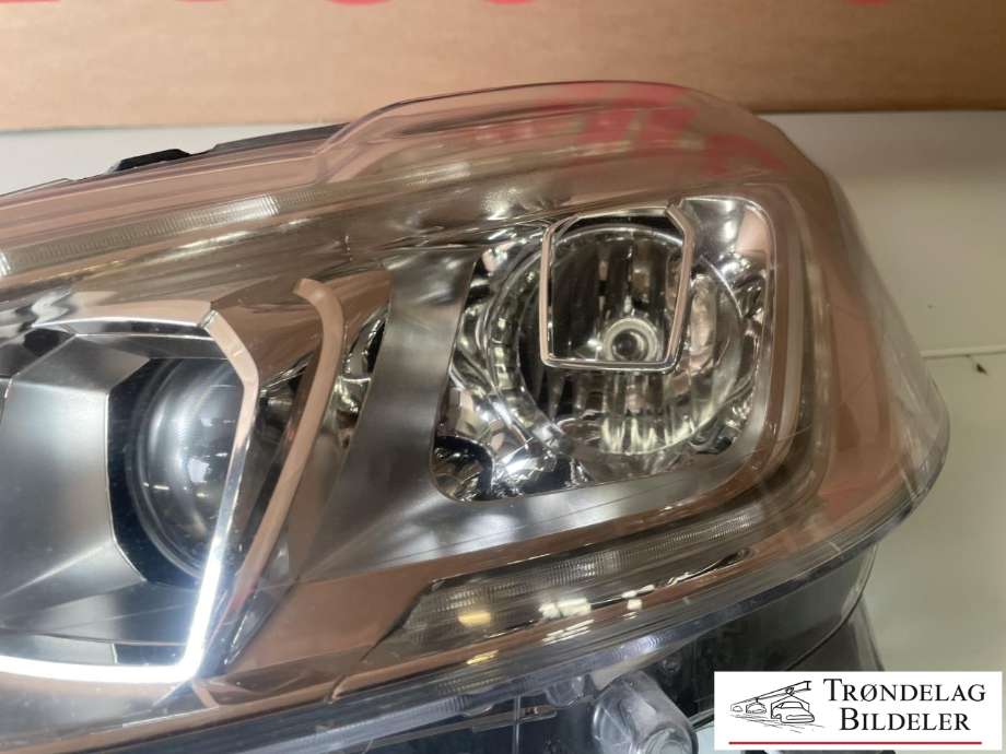 Frontlykt venstre xenon til Peugeot 208 2012-2019 (Type I)  (98 028 552 80|16 853 519 80|)