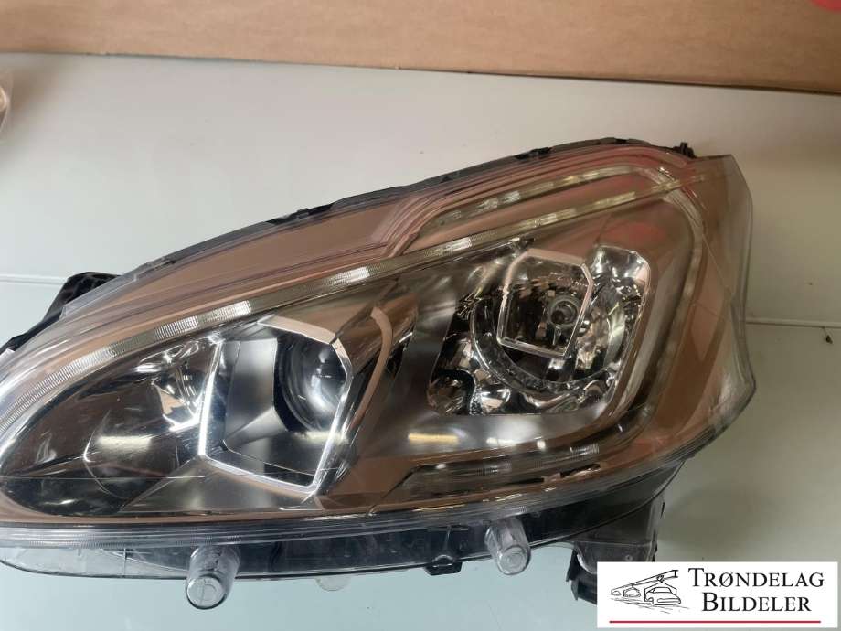 Frontlykt venstre xenon til Peugeot 208 2012-2019 (Type I)  (98 028 552 80|16 853 519 80|)