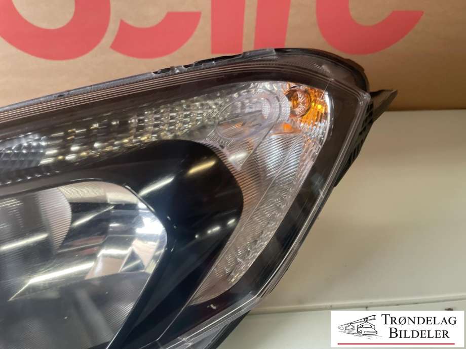 Frontlykt venstre halogen til Ford Transit Courier 2018-2023 (Type I, Fase 2)  (2263646|JT76-13W030-CD|)
