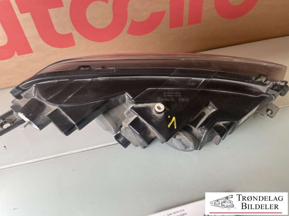 Frontlykt venstre halogen til Ford Transit Courier 2018-2023 (Type I, Fase 2)  (2263646|JT76-13W030-CD|)