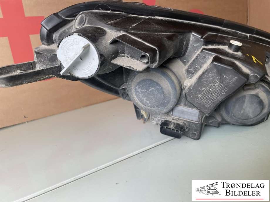 Frontlykt venstre halogen til Ford Transit Courier 2018-2023 (Type I, Fase 2)  (2263646|JT76-13W030-CD|)