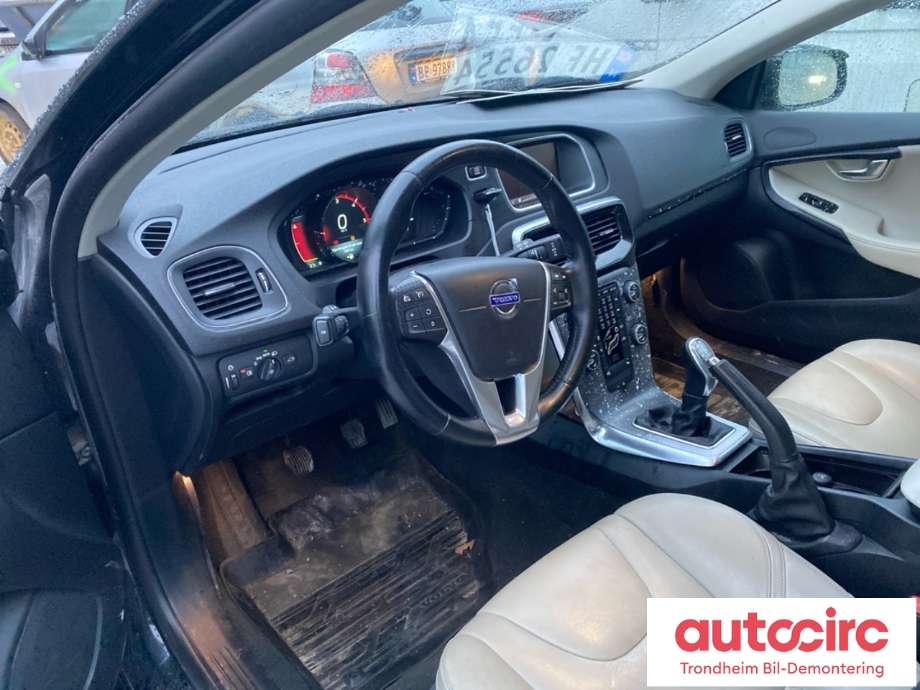 Volvo V40 2012-2019 , Motorkode: D4162T, Girkassekode: 36011555