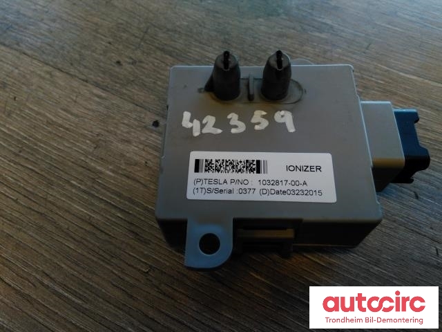 Styreenhet diverse til Tesla Model S 2013-2016 (Fase 1)  (..|1032817-00-A|)