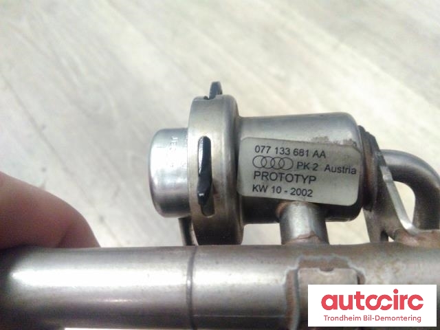 Dyseskinne (fuelrail) til Audi A8 2003-2010 (Type II) (TIL BENSIN|077133681AA|)