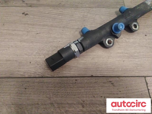 Dyseskinne (fuelrail) til Mercedes Sprinter 1995-2006 (903) (903) (BOSCH|00-06-27 030758|0445214004|A6110700095)