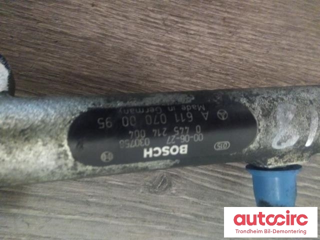 Dyseskinne (fuelrail) til Mercedes Sprinter 1995-2006 (903) (903) (BOSCH|00-06-27 030758|0445214004|A6110700095)