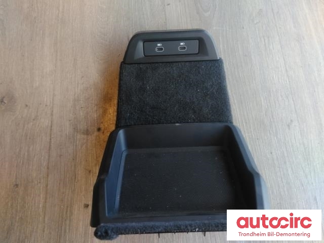 Innredning diverse til Porsche Taycan, 2019-->>  (LADEDEKSEL I BAKSETE|9J1857503G)