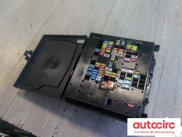 Sikringsboks motorrom til Ford Mustang Mach-e 2020-->>  (FOMOCO|LJ8T-14D068-NAB|2476703|)