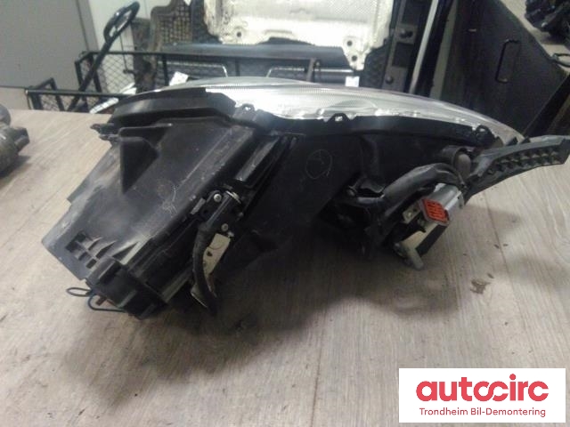 Frontlykt venstre halogen til Peugeot iOn 2011-2020  (STANLEY|6208W9|W0032L|)