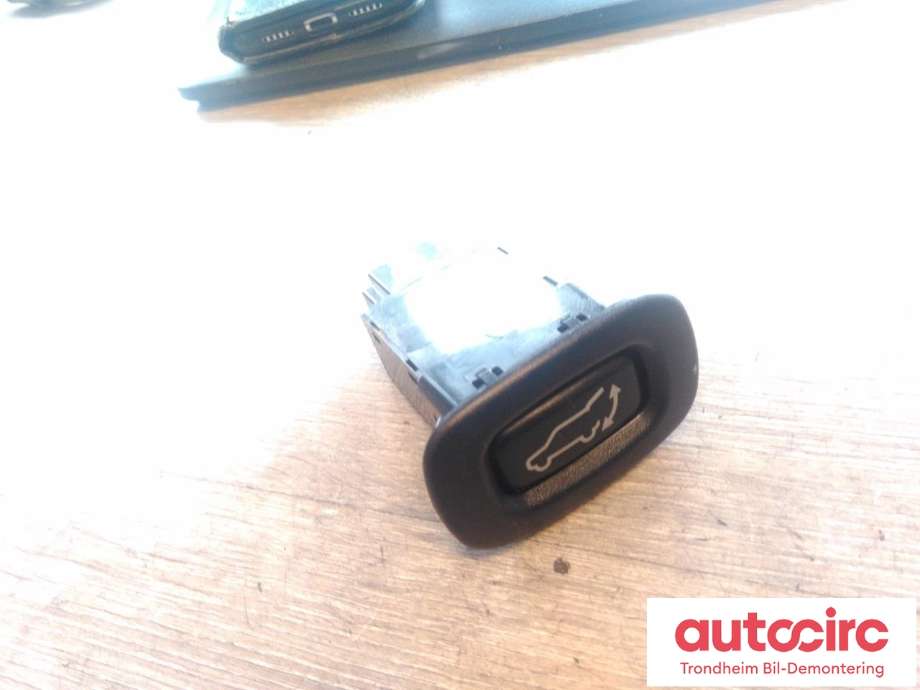 Bryter baklukeåpner til Mitsubishi Outlander, 2015-->> (Type III, Fase 2)  (INNVENDIG BRYTER|MN170754)