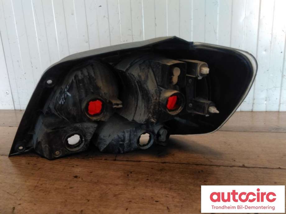 Baklykt venstre til Mitsubishi Outlander 2003-2006 (Type I)  (KOITO|MN133699|MN126547|)