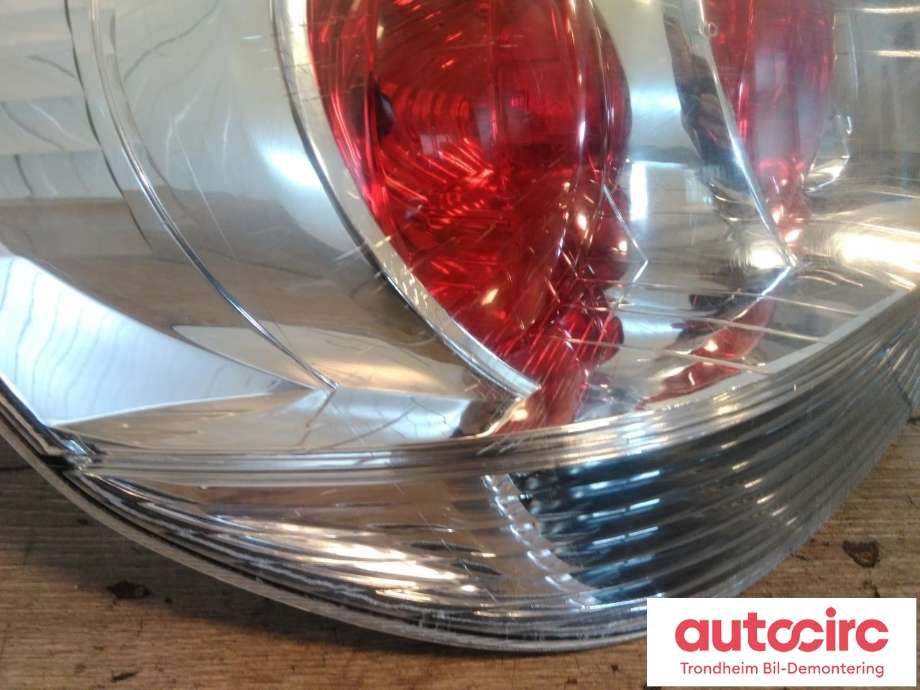 Baklykt venstre til Mitsubishi Outlander 2003-2006 (Type I)  (KOITO|MN133699|MN126547|)