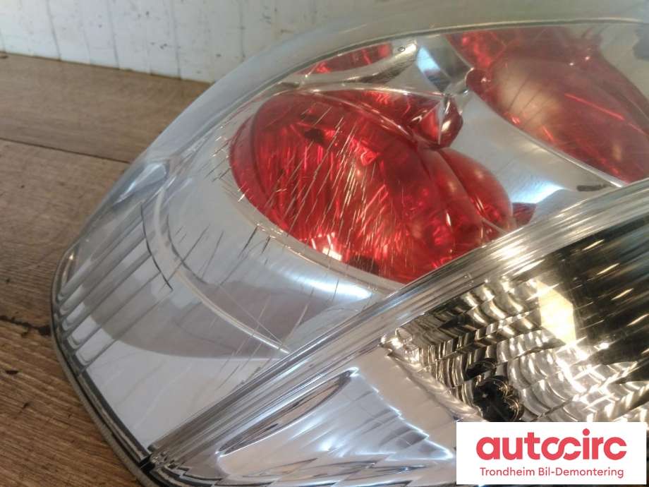 Baklykt venstre til Mitsubishi Outlander 2003-2006 (Type I)  (KOITO|MN133699|MN126547|)