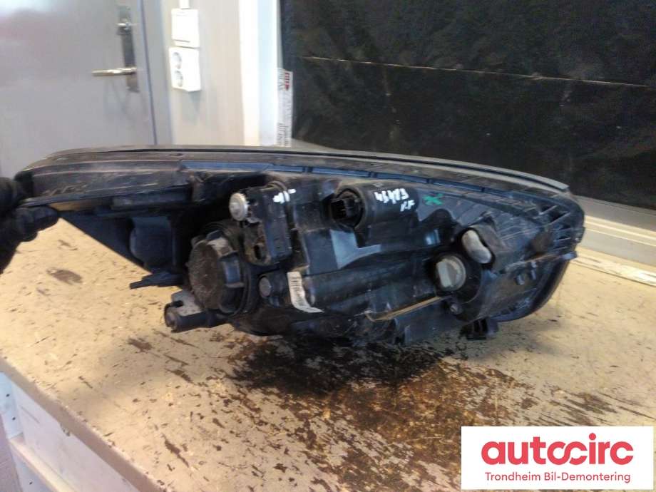 Frontlykt venstre halogen til Kia Picanto 2011-2017 (Type II)  (..|921011Y011|)