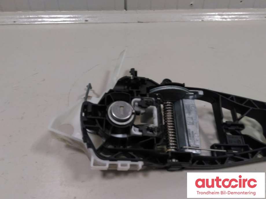 Dørhåndtak utv venstre foran til BMW 2-Serie, Active/Gran Tourer 2014-->> (F45/F46) (F45/F46) (..|7401211|51217401211|51 21 7 401 211)