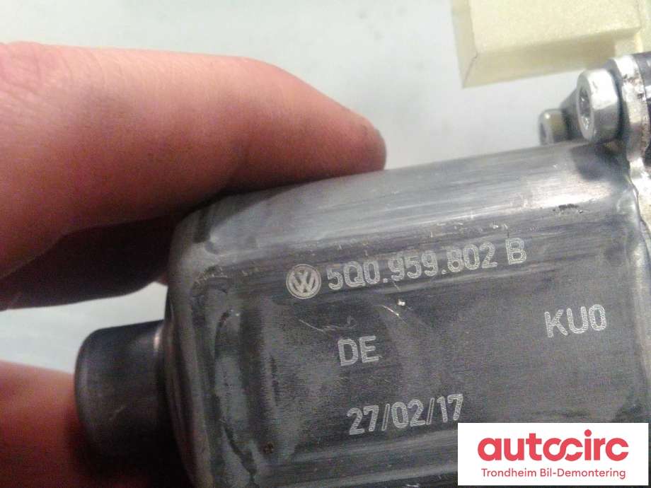 Ruteheis, kun motor, høyre foran til Škoda Octavia 2017-2020 (Type III, Fase 2)  (BOSCH|5Q0959802B|5Q0 959 802 B|0130822716)