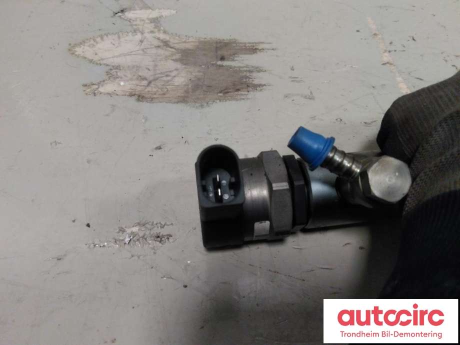 Dyseskinne (fuelrail) til BMW 5-Serie 2003-2010 (E60/E61) (E60/E61) (BOSCH|7809129|13537809129|0445214184)