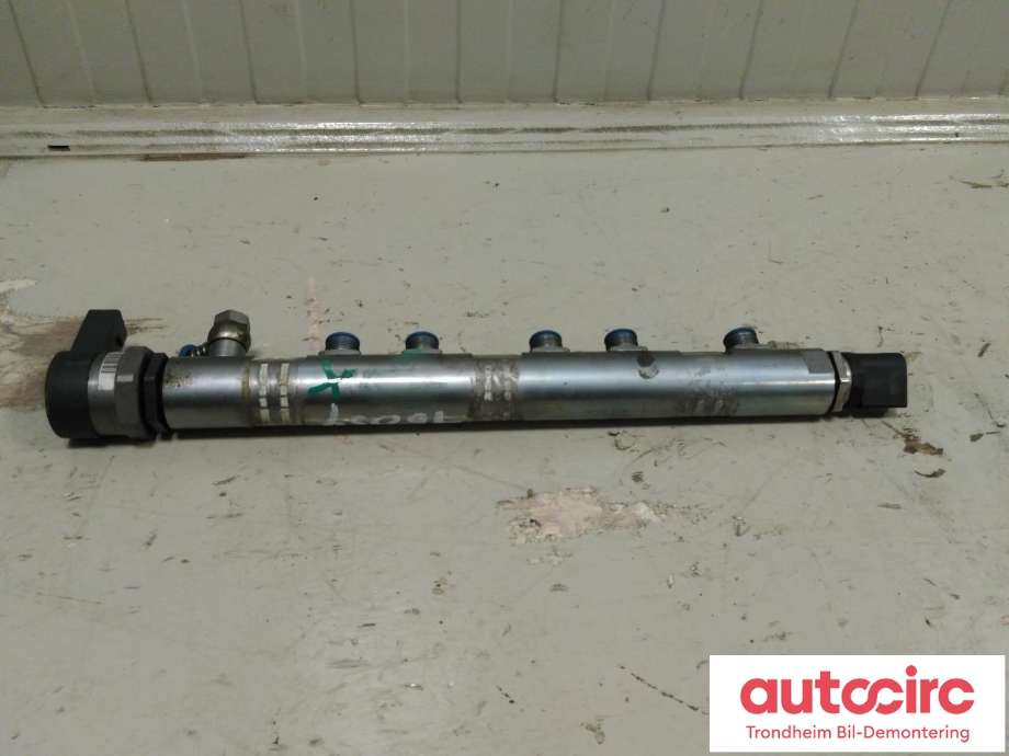 Dyseskinne (fuelrail) til BMW 5-Serie 2003-2010 (E60/E61) (E60/E61) (BOSCH|7809129|13537809129|0445214184)
