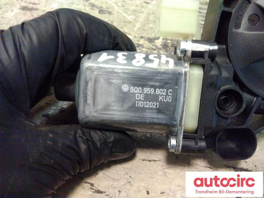 Ruteheis, kun motor, høyre foran til Škoda Octavia 2020-->> (Type IV)  (BOSCH|5Q0959802C|0130822076|)