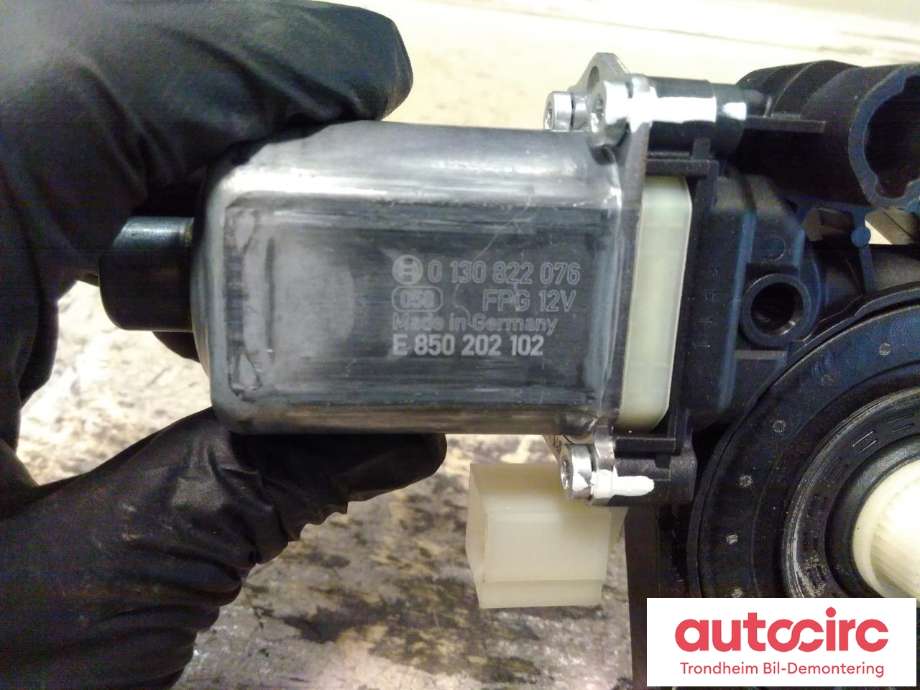Ruteheis, kun motor, høyre foran til Škoda Octavia 2020-->> (Type IV)  (BOSCH|5Q0959802C|0130822076|)
