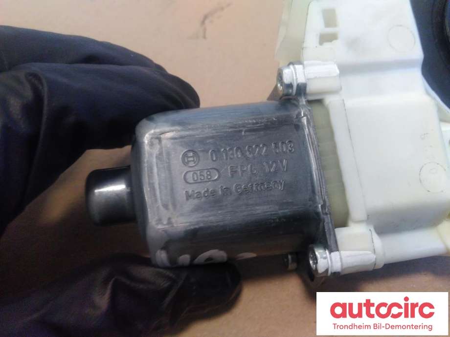 Ruteheis, kun motor, venstre foran til Mercedes C-Klasse 2011-2014 (Fase 2) (W204) (W204) (BOSCH|A2048200142|0130822503|A2129066802)