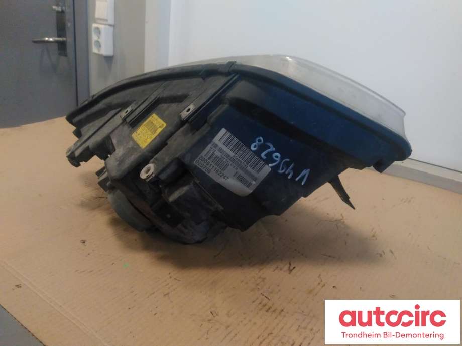 Frontlykt venstre halogen til VW Transporter / Caravelle 2003-2009 (Fase 1) (T5) (T5) (AL|7H1941017N|7H1941015N|0301191301)
