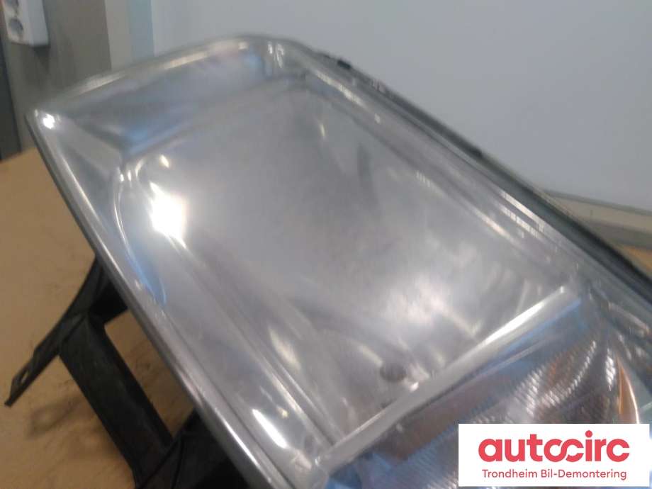 Frontlykt venstre halogen til VW Transporter / Caravelle 2003-2009 (Fase 1) (T5) (T5) (AL|7H1941017N|7H1941015N|0301191301)
