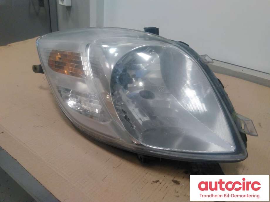 Frontlykt høyre halogen til Toyota Yaris, 2006-2009 (Type II, Fase 1) (VALEO|81130-0D120)