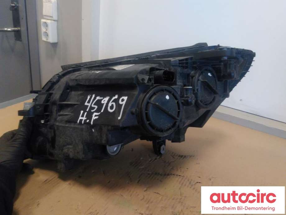 Frontlykt høyre halogen til Mercedes C-Klasse 2014-2018 (Fase 1) (W205) (W205) (AL|A2058200261|030128420201|A2059066502)