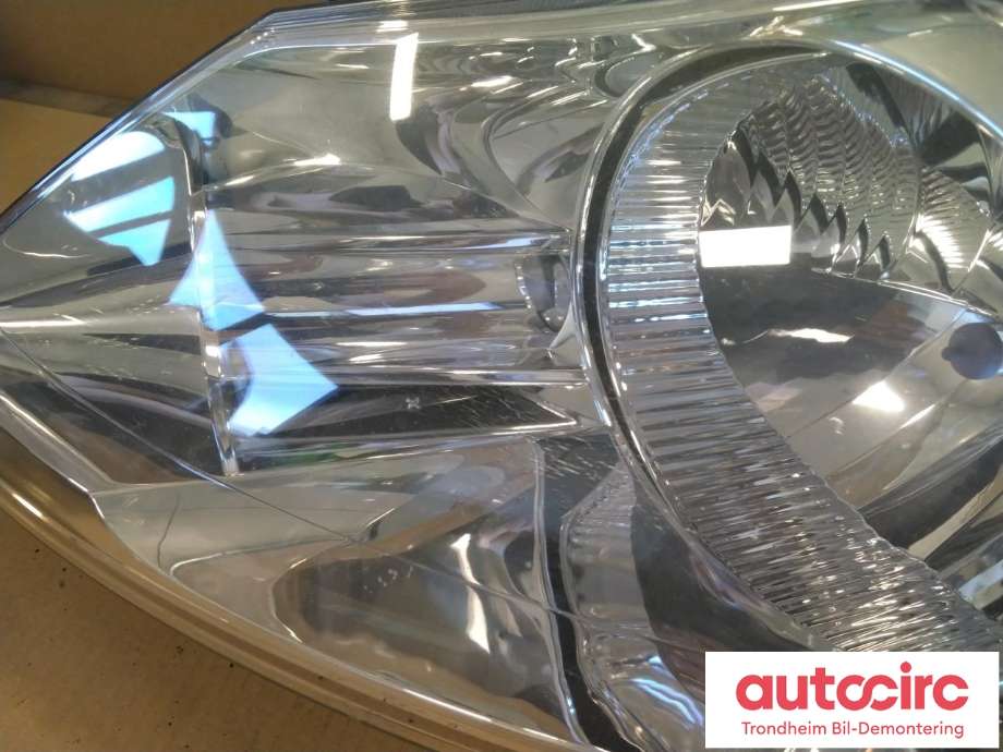 Frontlykt venstre halogen til Citroën Jumpy 2007-2016 (Type II)  (VALEO|6208L0|89902605|1401368180)