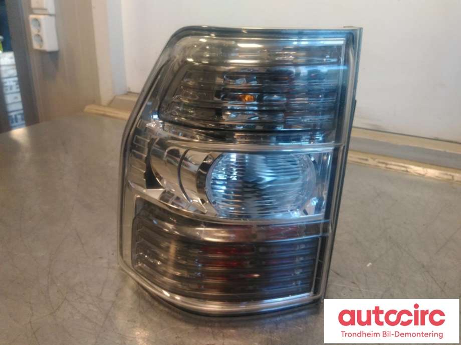 Baklykt venstre til Mitsubishi Pajero 2007-2016 (Type IV, Fase 1) (..|8330A565|)