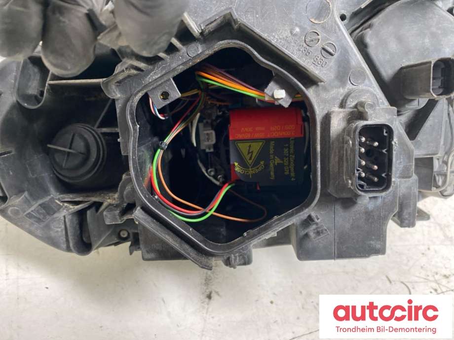 Frontlykt høyre xenon til BMW X3 2003-2006 (Fase 1) (E83) (E83) (AUTOMOTIVE LIGHTING|63123418388|)