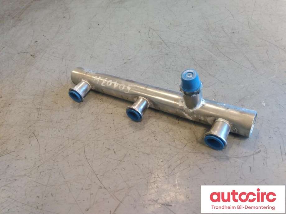 Dyseskinne (fuelrail) til Audi A4, 2007-2014 (Type IV) (B8) (B8) (LES INFO|06E130090F)