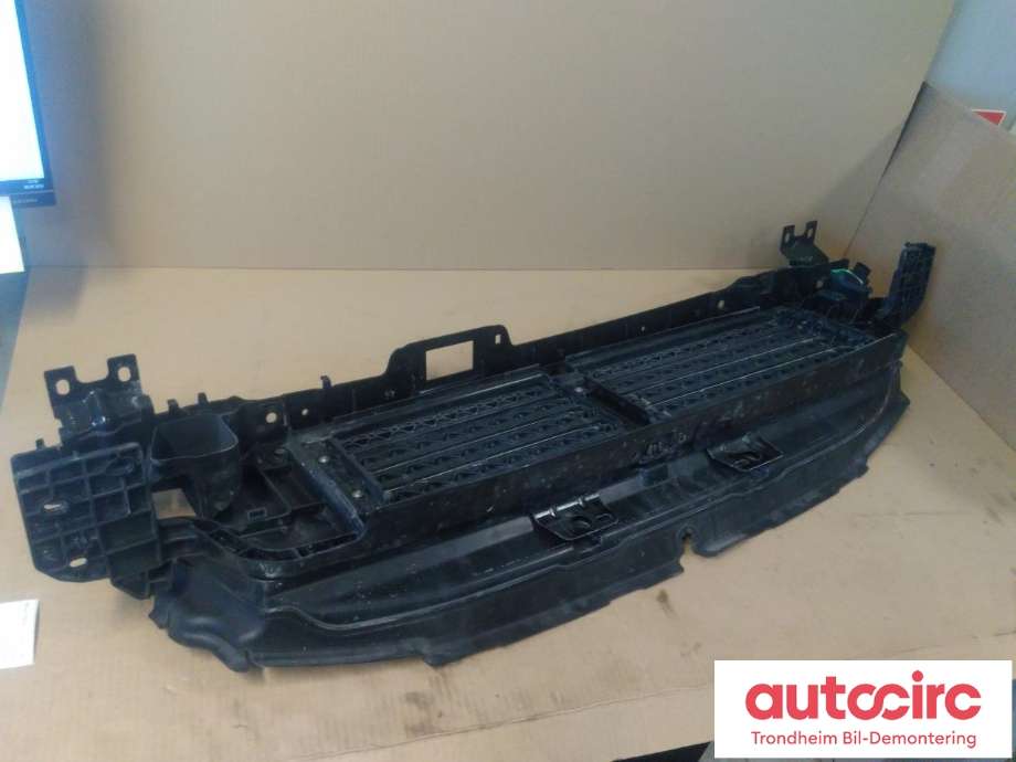 Grill midt til Volvo V60 / V60 CC 2018-->> (Type II)  (LES INFO|32227973|)